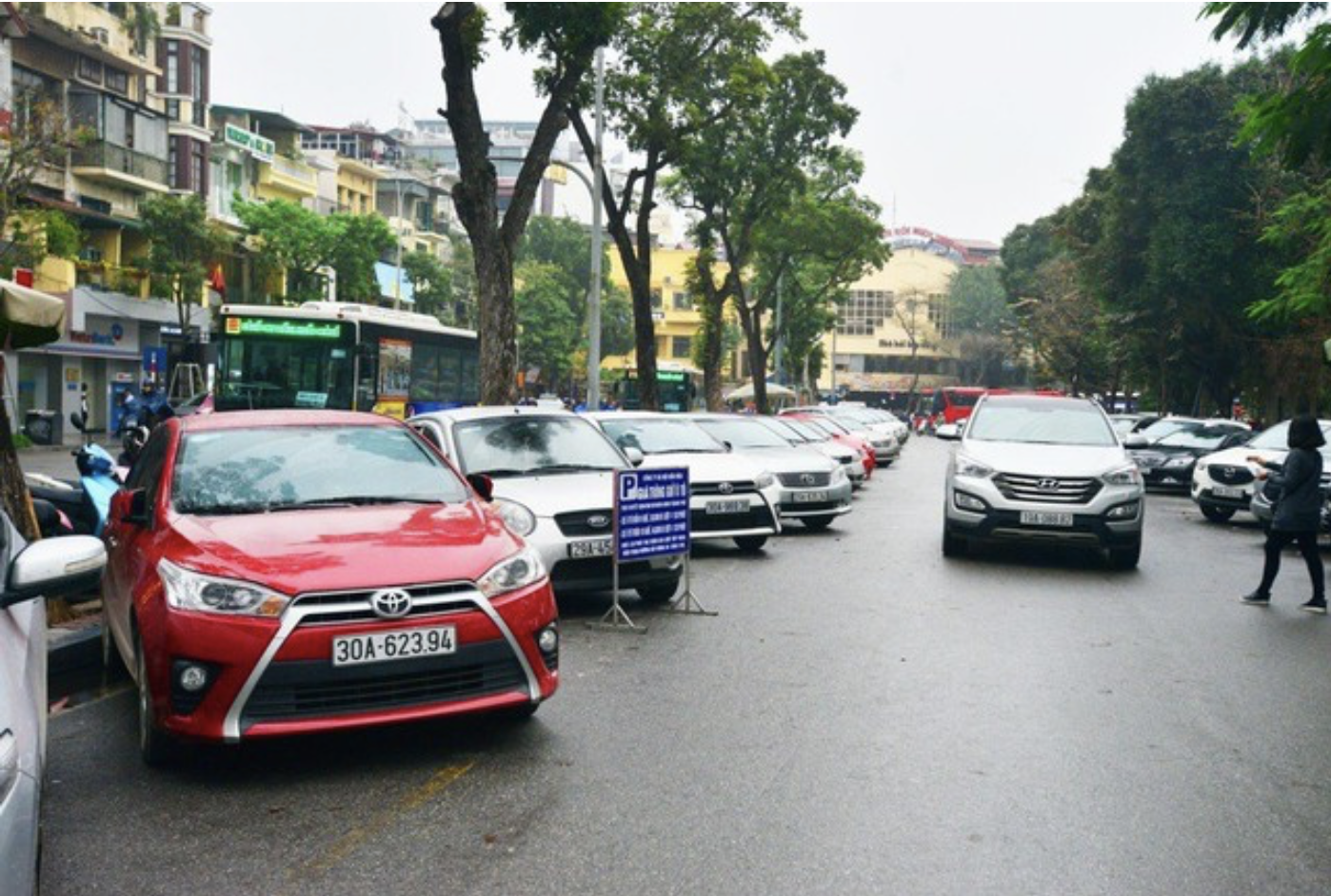 Hà Nội điều chỉnh phí sử dụng vỉa hè lên tới 400 . 000 Đồng / m2 , nhằm giảm ùn tắc giao thông - Ảnh 1.