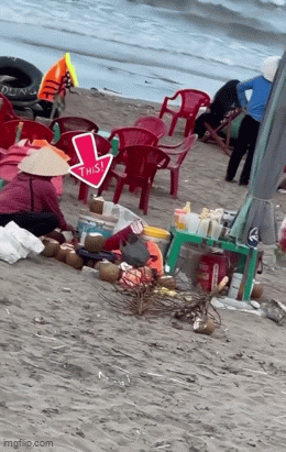 Danh t&iacute;nh người phụ nữ gom nước dừa thừa b&aacute;n cho kh&aacute;ch du lịch, xử l&yacute; nghi&ecirc;m - Ảnh 1.