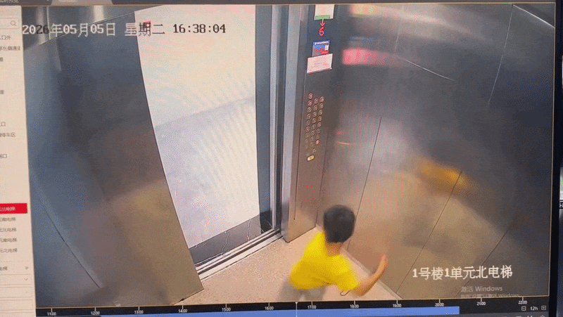 Đoạn camera cậu b&eacute; trong thang m&aacute;y g&acirc;y hoang mang cho phụ huynh - Ảnh 1.