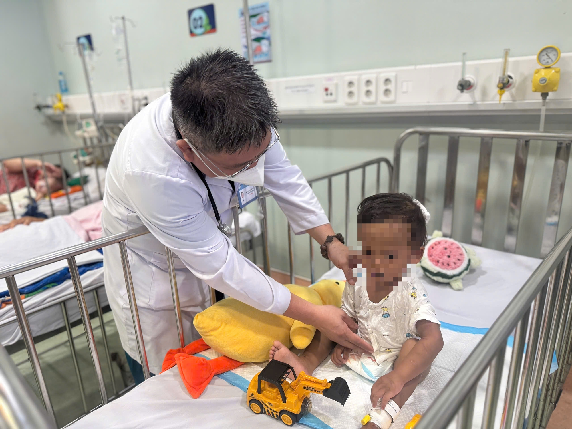 Thứ trưởng Bộ Y tế thăm bé trai 2 tuổi bị bạo hành trẻ em tại Bệnh viện Nhi Đồng 1 - Ảnh 1.