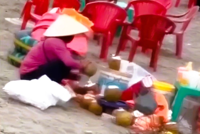 Người phụ nữ gom nước dừa thừa g&acirc;y hiểu lầm ở khu du lịch - Ảnh 1.