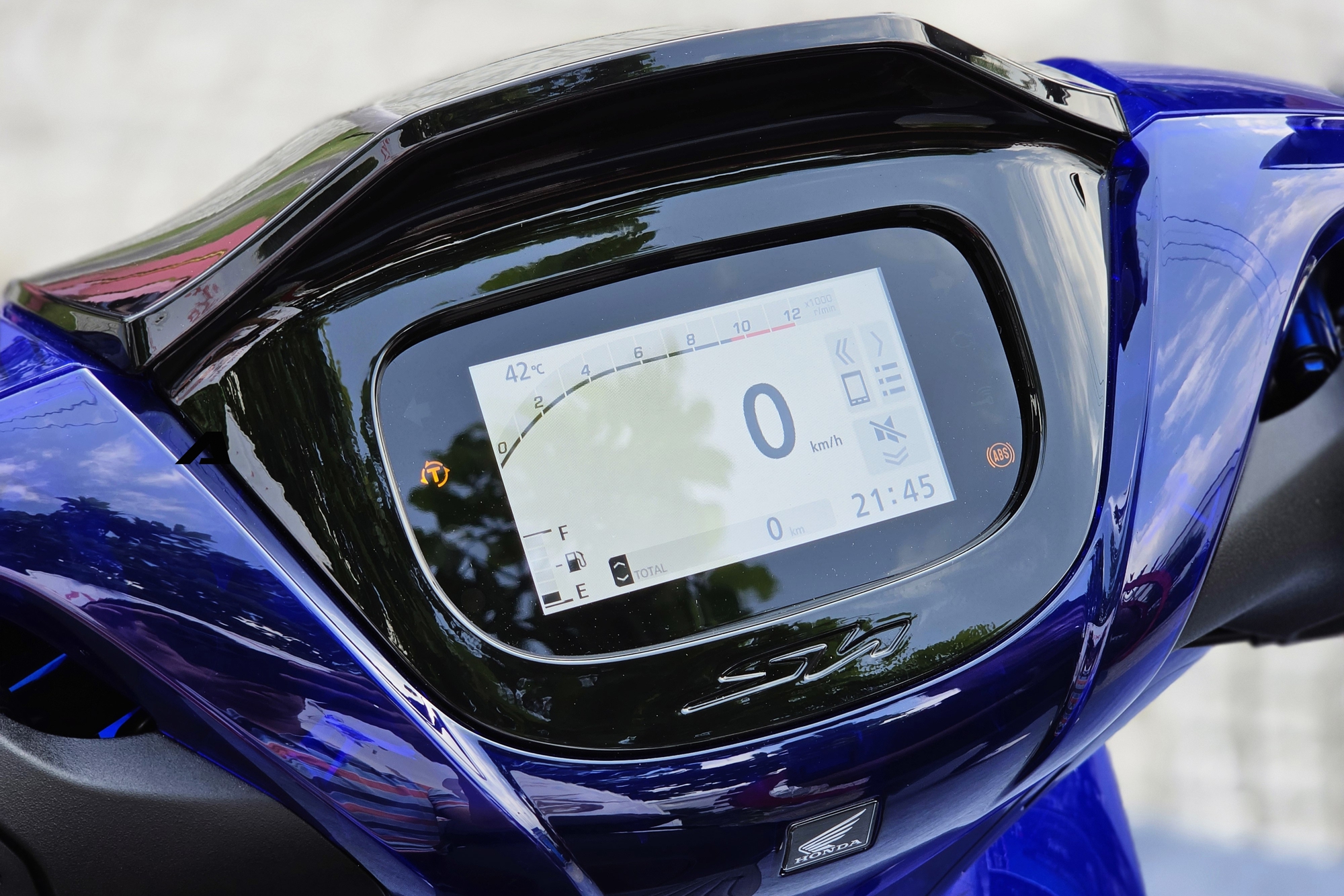 Cận cảnh chiếc SH Vetro đắt nhất Việt Nam: Dàn áo trong suốt, sản xuất tại Ý, giá bán hơn gấp đôi SH Việt Nam- Ảnh 5.