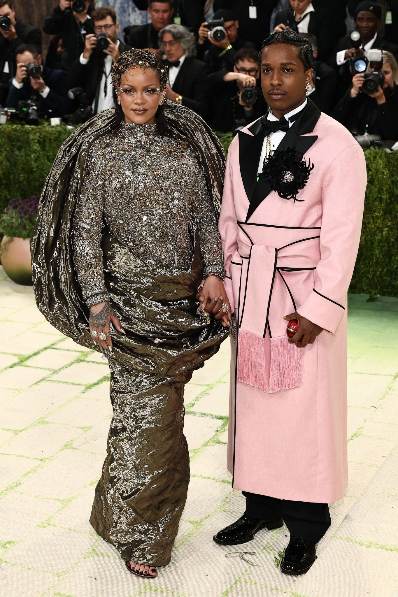 Chồng ve v&atilde;n ca sĩ đ&agrave;n em ở Met Gala, Rihanna lập tức dằn mặt?- Ảnh 1.