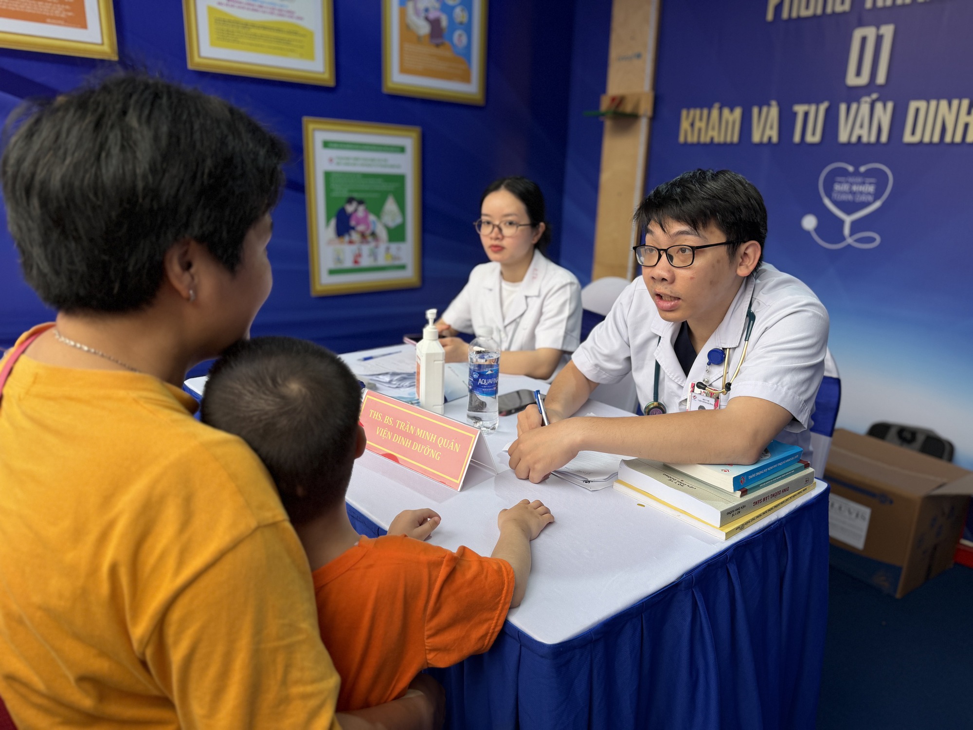 Trẻ dưới 6 tuổi được kh&aacute;m sức khỏe hằng năm, c&oacute; tầm so&aacute;t tự kỷ - Ảnh 1.
