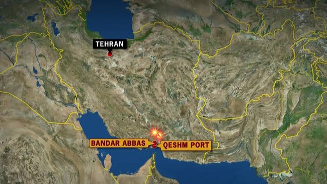 Mỹ không kích Iran, Iran phóng lưới lửa vào tàu Mỹ ở eo biển Hormuz - Ảnh 1.
