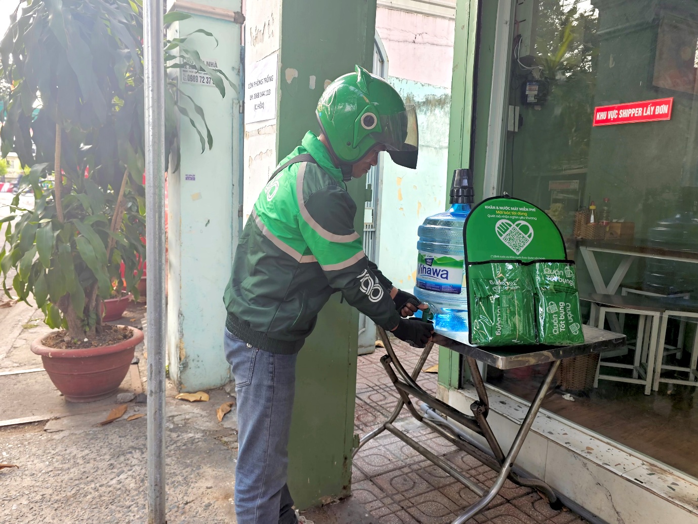 Grab triển khai chiến dịch &ldquo;Qu&aacute;n Tốt Bụng&rdquo; để tiếp sức m&ugrave;a nắng n&oacute;ng cho b&aacute;c t&agrave;i - Ảnh 2.