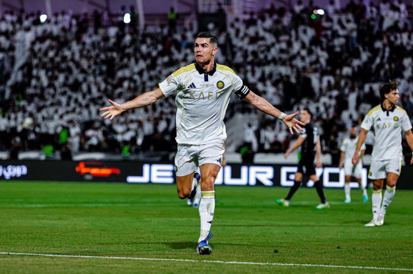 Ronaldo l&agrave;m n&ecirc;n điều chưa từng c&oacute; trong lịch sử - Ảnh 1.
