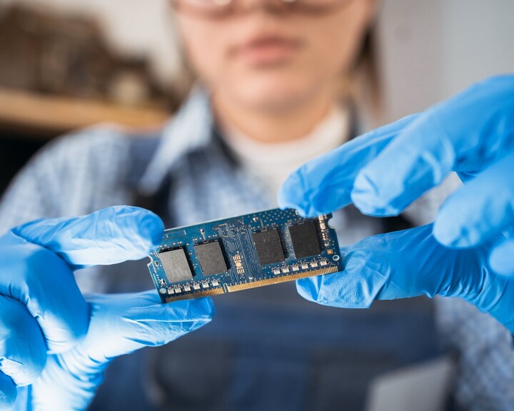 RAMageddon: Cuộc khủng hoảng chip nhớ trong năm 2026 ảnh hưởng đến laptop và điện thọai giá rẻ - Ảnh 1.