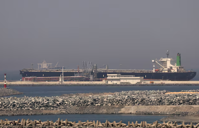 Ph&aacute;t hiện t&agrave;u chở dầu tắt định vị &acirc;m thầm di chuyển qua eo biển Hormuz, hướng thẳng đến một quốc gia ch&acirc;u &Aacute; - Ảnh 1.