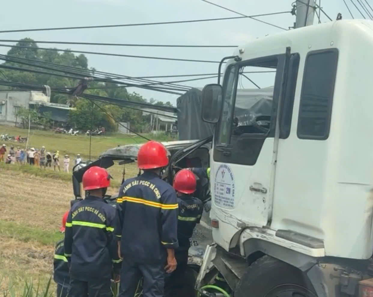 Hiện trường tai nạn giao thông nghiêm trọng ở Tây Ninh khiến tài xế tử vong thảm thương - Ảnh 2.