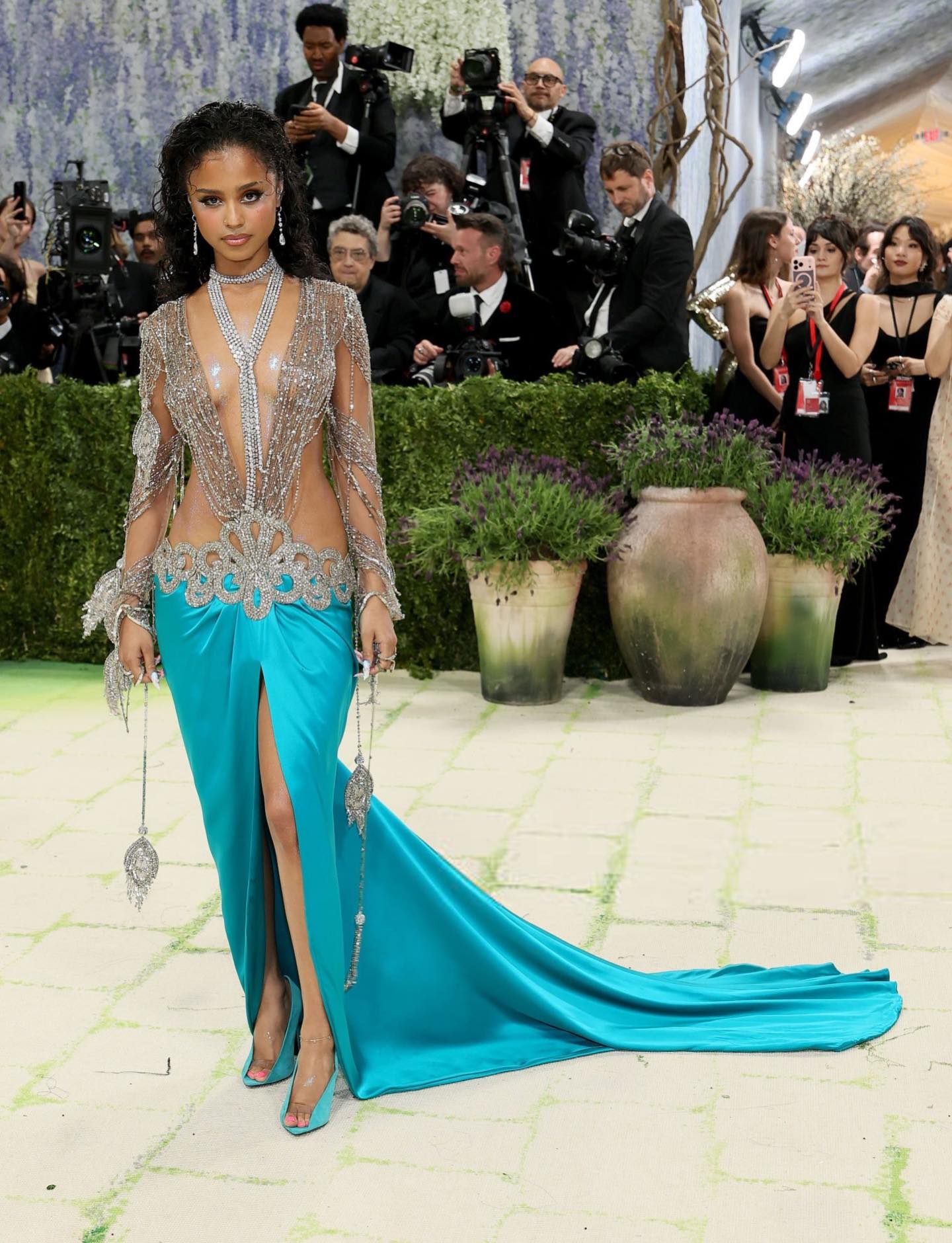 Chồng ve v&atilde;n ca sĩ đ&agrave;n em ở Met Gala, Rihanna lập tức dằn mặt?- Ảnh 2.