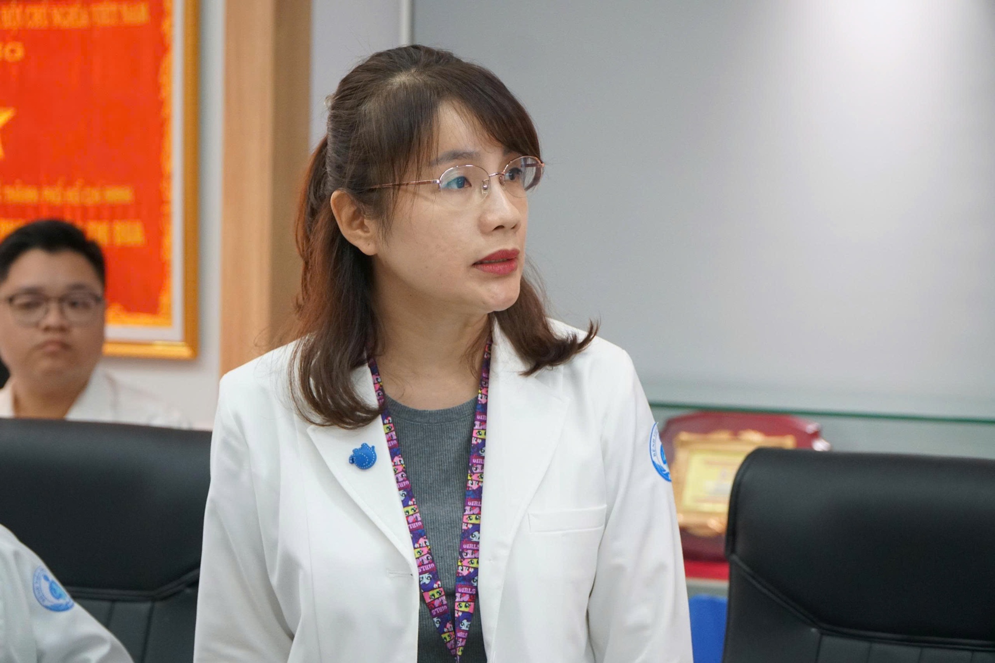 Thứ trưởng Bộ Y tế thăm bé trai 2 tuổi bị bạo hành trẻ em tại Bệnh viện Nhi Đồng 1 - Ảnh 2.