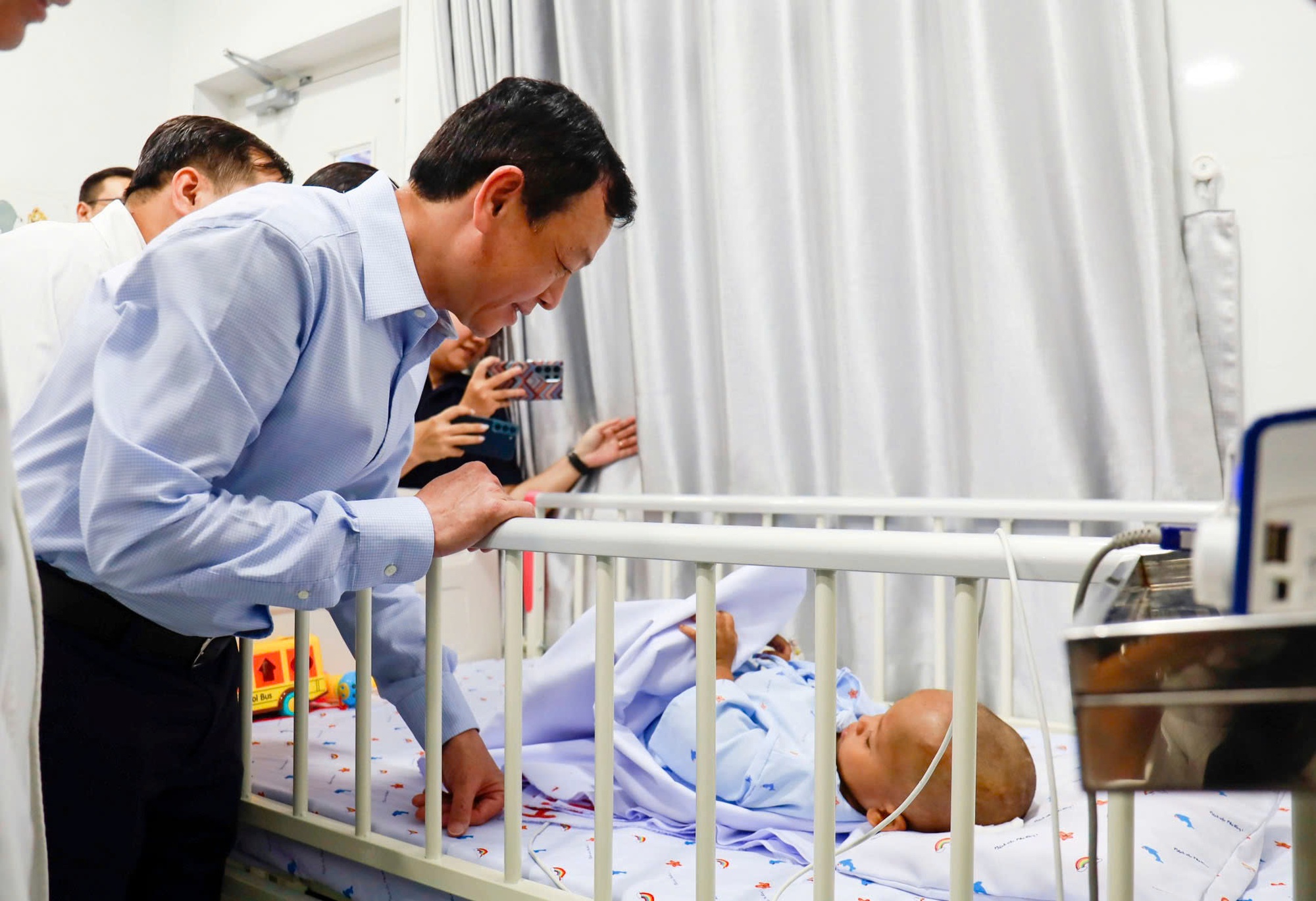 Thứ trưởng Bộ Y tế thăm bé trai 2 tuổi bị bạo hành trẻ em tại Bệnh viện Nhi Đồng 1 - Ảnh 3.