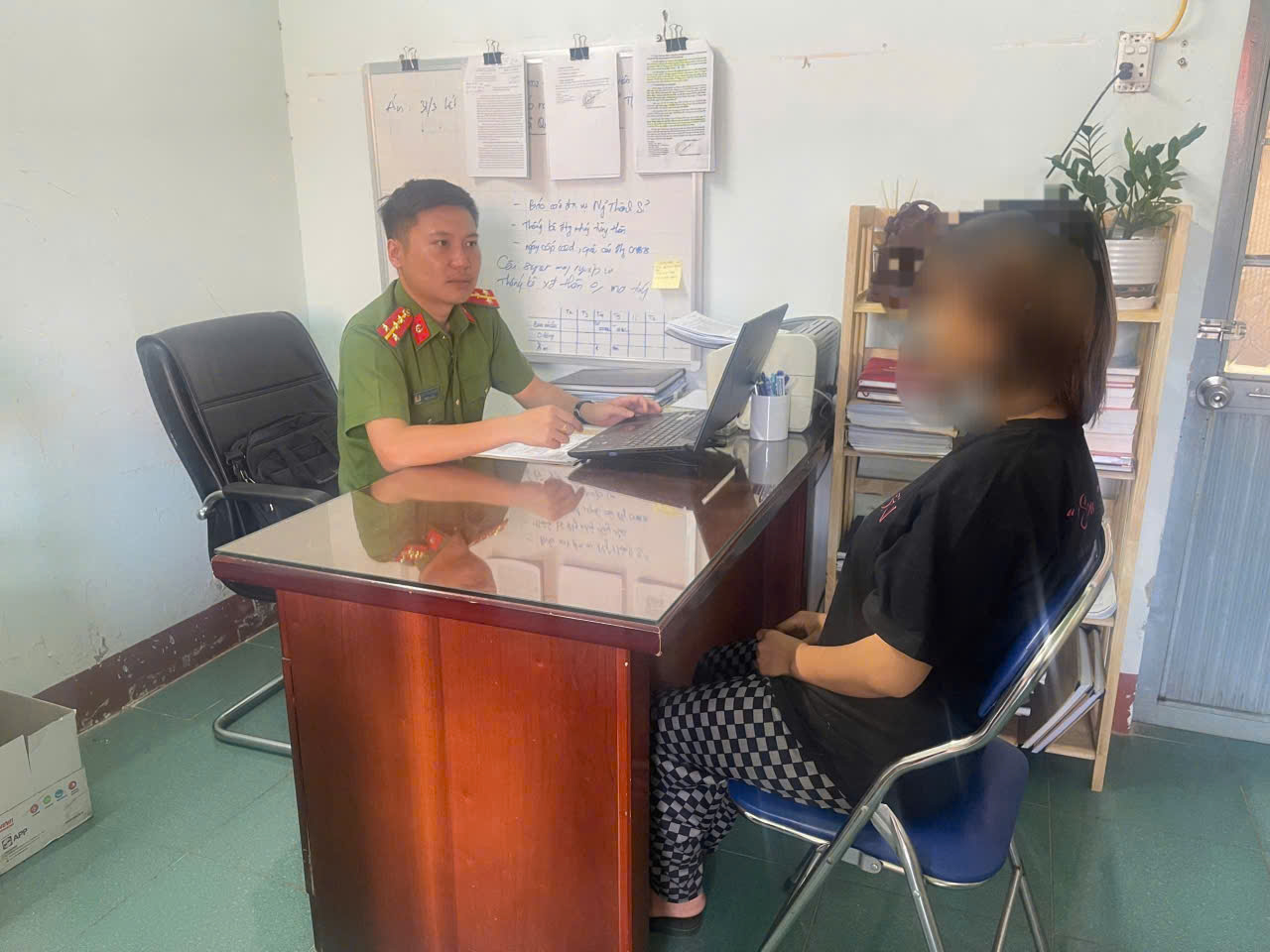 Thiếu nữ 15 tuổi khai nh&eacute;t giấy v&agrave;o miệng con mới sinh rồi bỏ lại nh&agrave; vệ sinh - Ảnh 1.