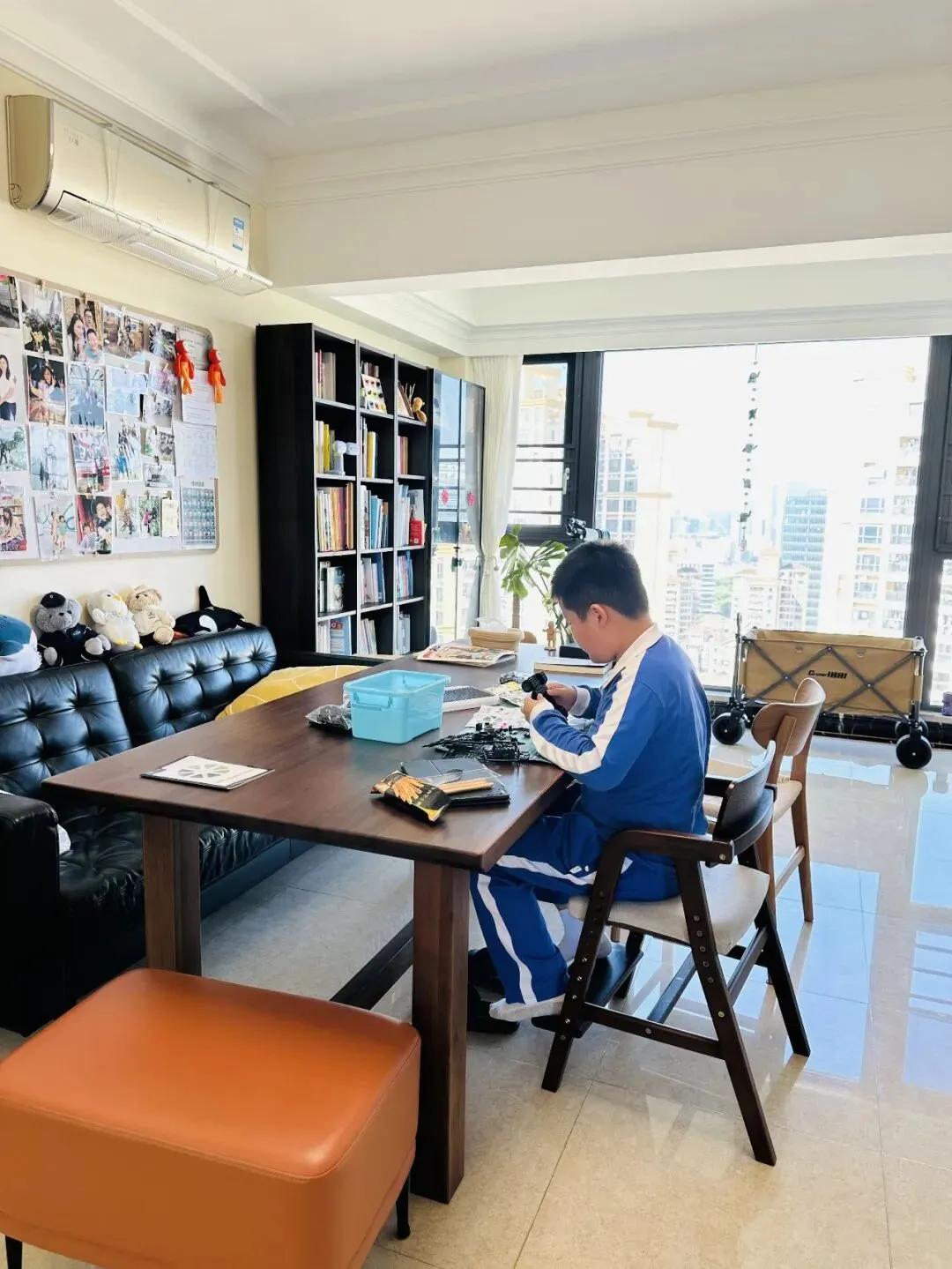 Bỏ sofa, đặt &ldquo;b&agrave;n d&agrave;i&rdquo; giữa ph&ograve;ng kh&aacute;ch: L&yacute; thuyết th&igrave; hay nhưng kh&ocirc;ng phải ai "bắt trend" cũng được - Ảnh 3.
