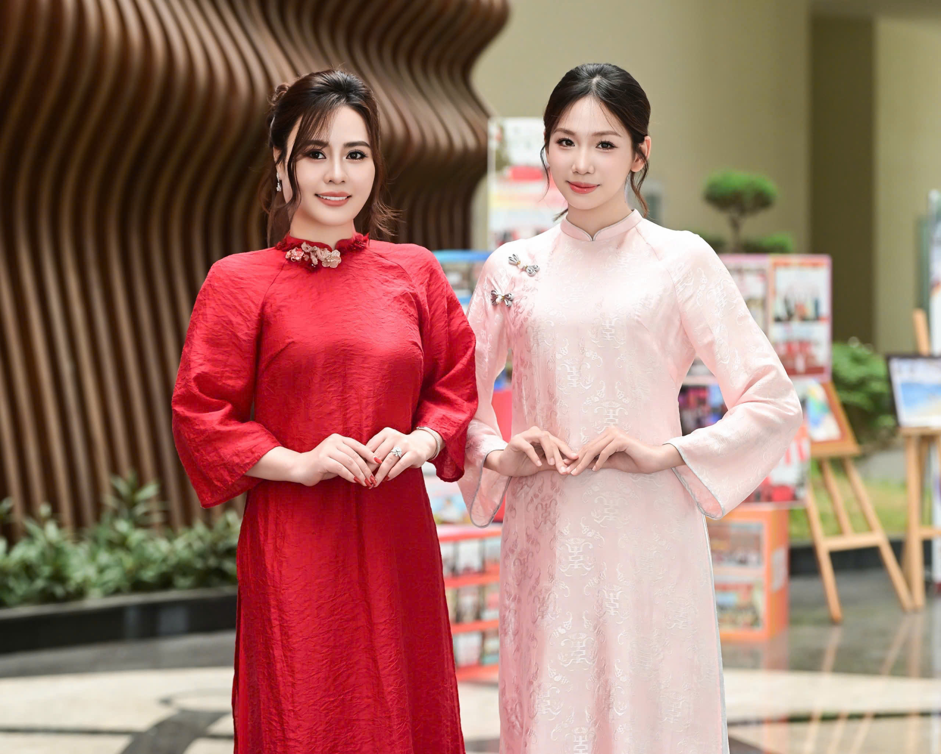 Hoa hậu H&agrave; Linh c&ugrave;ng hoa hậu Phan Kim Oanh trở về trường cũ, trao qu&agrave; tri &acirc;n thầy c&ocirc; - Ảnh 6.