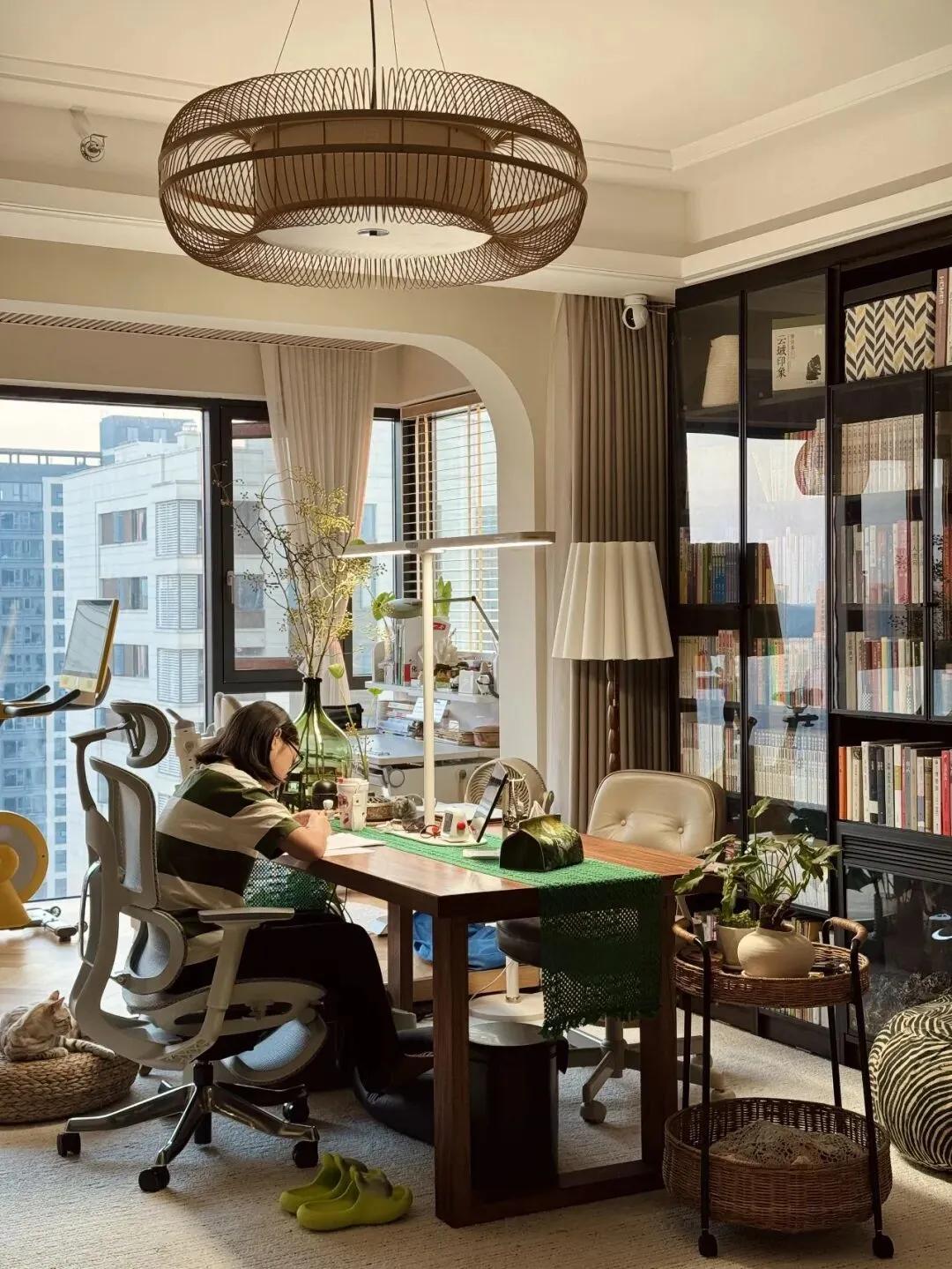 Bỏ sofa, đặt &ldquo;b&agrave;n d&agrave;i&rdquo; giữa ph&ograve;ng kh&aacute;ch: L&yacute; thuyết th&igrave; hay nhưng kh&ocirc;ng phải ai "bắt trend" cũng được - Ảnh 6.