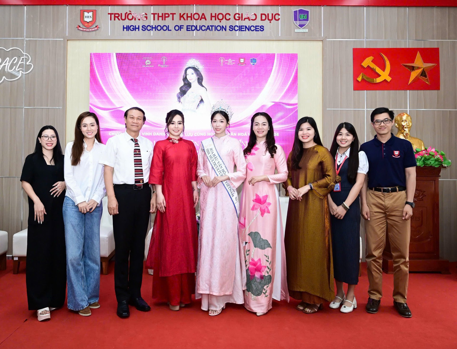 Hoa hậu H&agrave; Linh c&ugrave;ng hoa hậu Phan Kim Oanh trở về trường cũ, trao qu&agrave; tri &acirc;n thầy c&ocirc; - Ảnh 1.