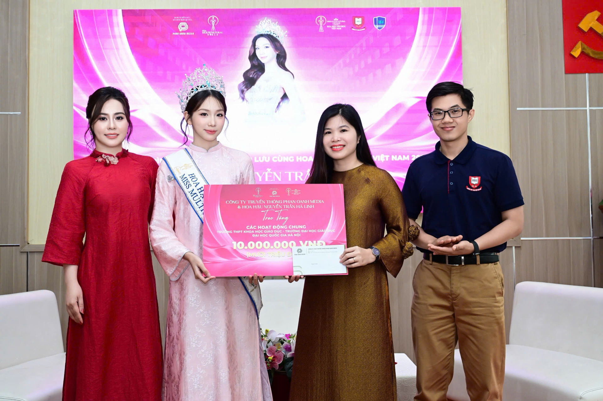 Hoa hậu H&agrave; Linh c&ugrave;ng hoa hậu Phan Kim Oanh trở về trường cũ, trao qu&agrave; tri &acirc;n thầy c&ocirc; - Ảnh 2.