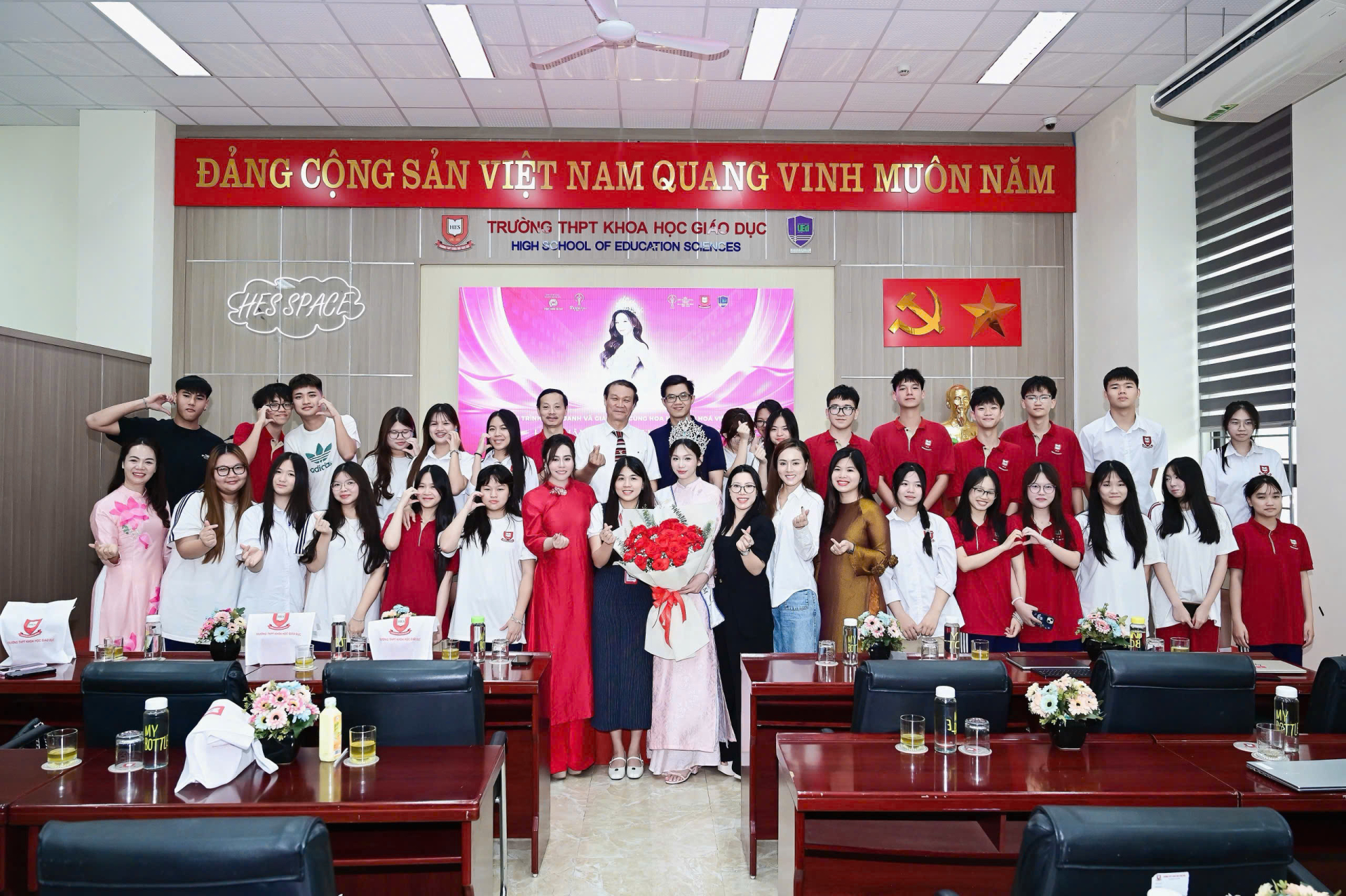 Hoa hậu H&agrave; Linh c&ugrave;ng hoa hậu Phan Kim Oanh trở về trường cũ, trao qu&agrave; tri &acirc;n thầy c&ocirc; - Ảnh 4.