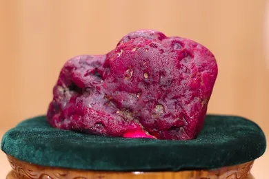 Ph&aacute;t hiện vi&ecirc;n ruby khổng lồ 11.000 carat, ch&iacute;nh phủ, qu&acirc;n đội 1 quốc gia Đ&ocirc;ng Nam &Aacute; lập tức trực tiếp kiểm tra - Ảnh 1.