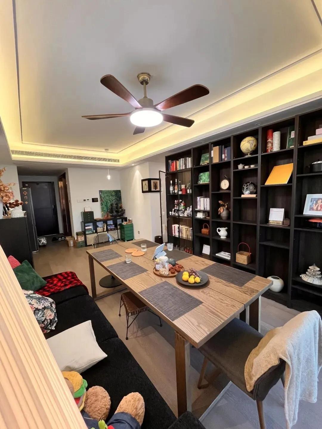 Bỏ sofa, đặt &ldquo;b&agrave;n d&agrave;i&rdquo; giữa ph&ograve;ng kh&aacute;ch: L&yacute; thuyết th&igrave; hay nhưng kh&ocirc;ng phải ai "bắt trend" cũng được - Ảnh 1.