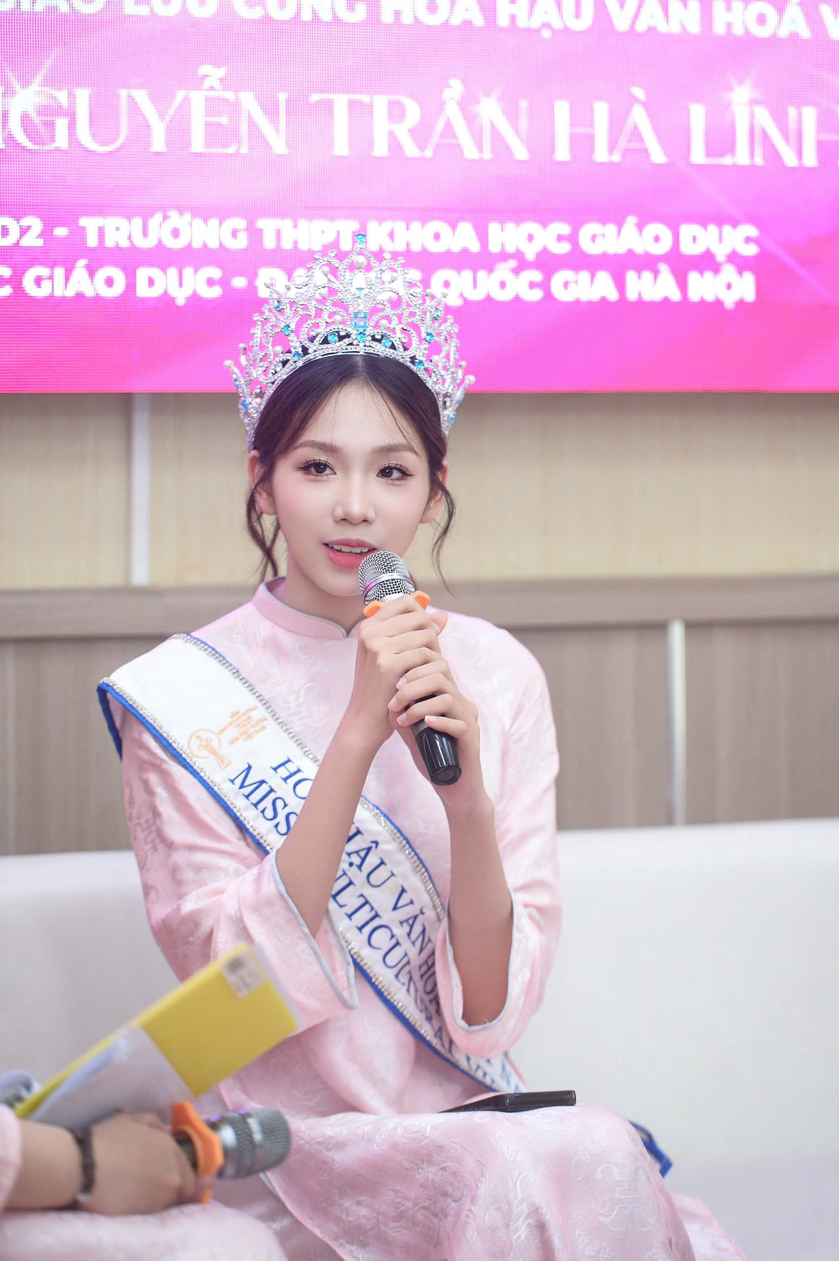 Hoa hậu H&agrave; Linh c&ugrave;ng hoa hậu Phan Kim Oanh trở về trường cũ, trao qu&agrave; tri &acirc;n thầy c&ocirc; - Ảnh 3.