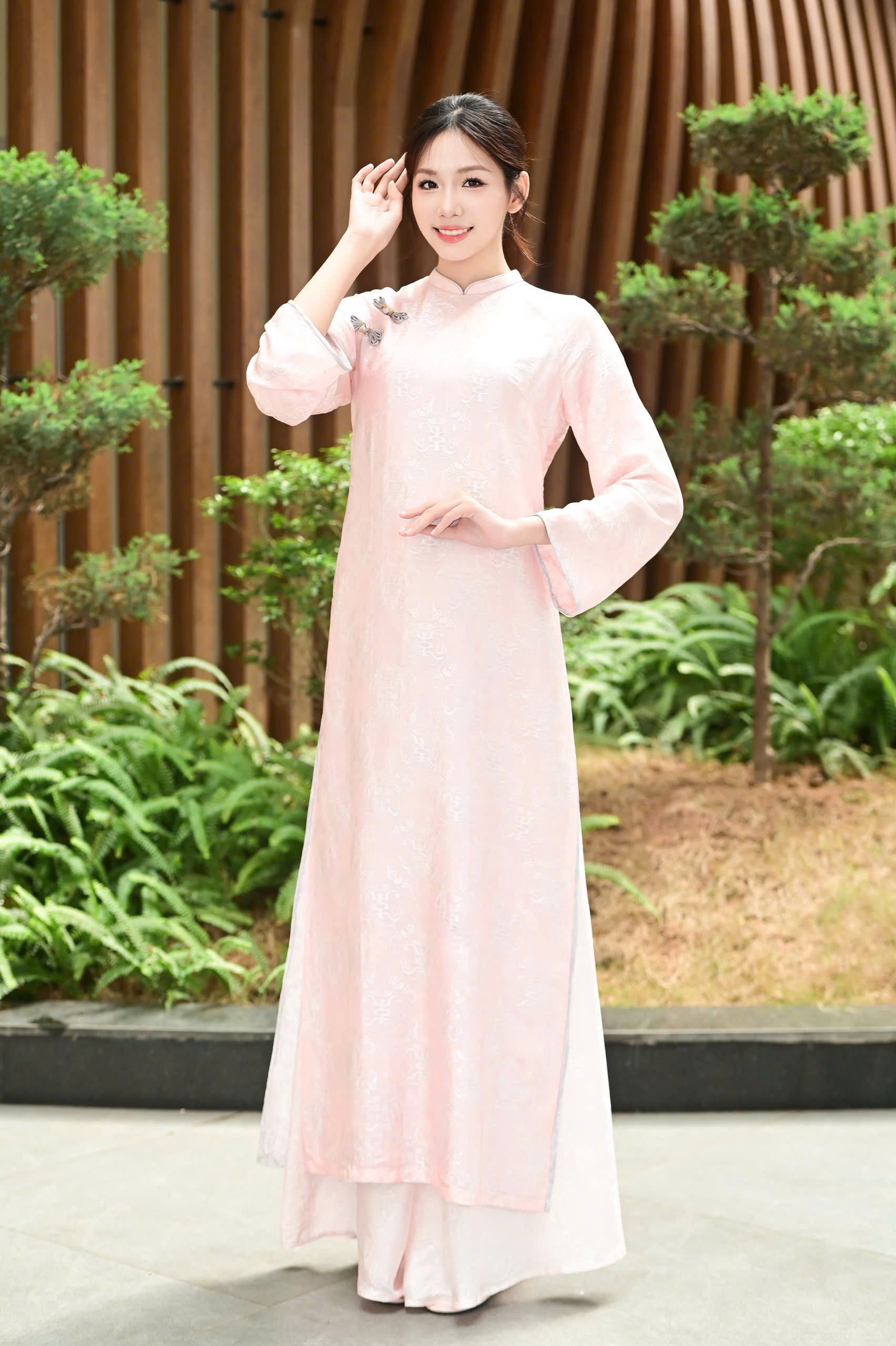 Hoa hậu H&agrave; Linh c&ugrave;ng hoa hậu Phan Kim Oanh trở về trường cũ, trao qu&agrave; tri &acirc;n thầy c&ocirc; - Ảnh 5.