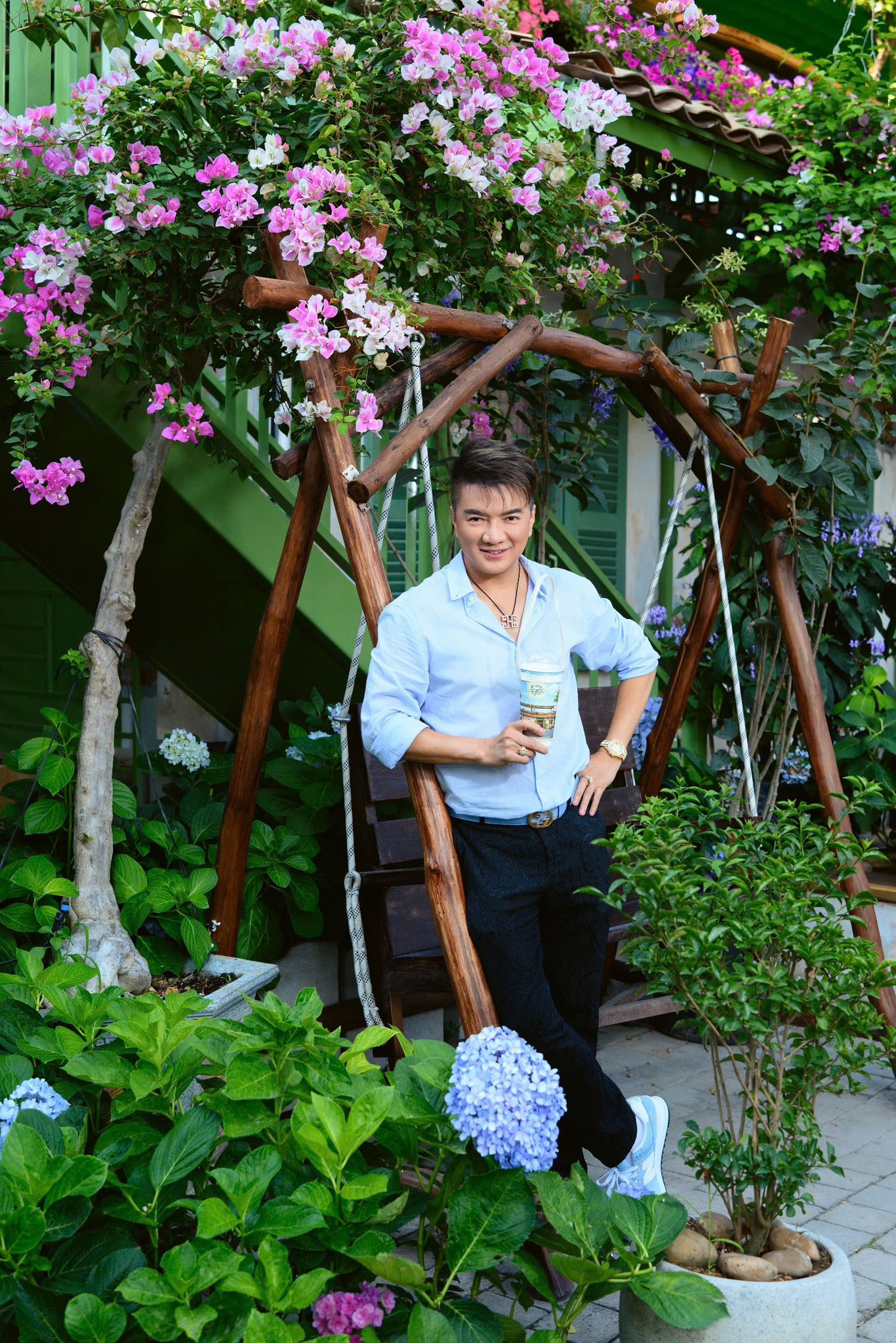 Nam ca sĩ nổi đ&igrave;nh đ&aacute;m một thời sau 3 th&aacute;ng đi b&aacute;n c&agrave; ph&ecirc; ở tuổi 55: "Uống bao nhi&ecirc;u l&agrave; nước ấy" - Ảnh 3.