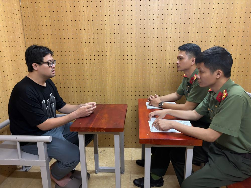 Phá chuyên án đặc biệt lớn tiêu thụ 2.250 tỷ đồng tiền thẻ cào, bắt 'ông trùm' Nguyễn Hoàng Tuấn SN 1987- Ảnh 3.
