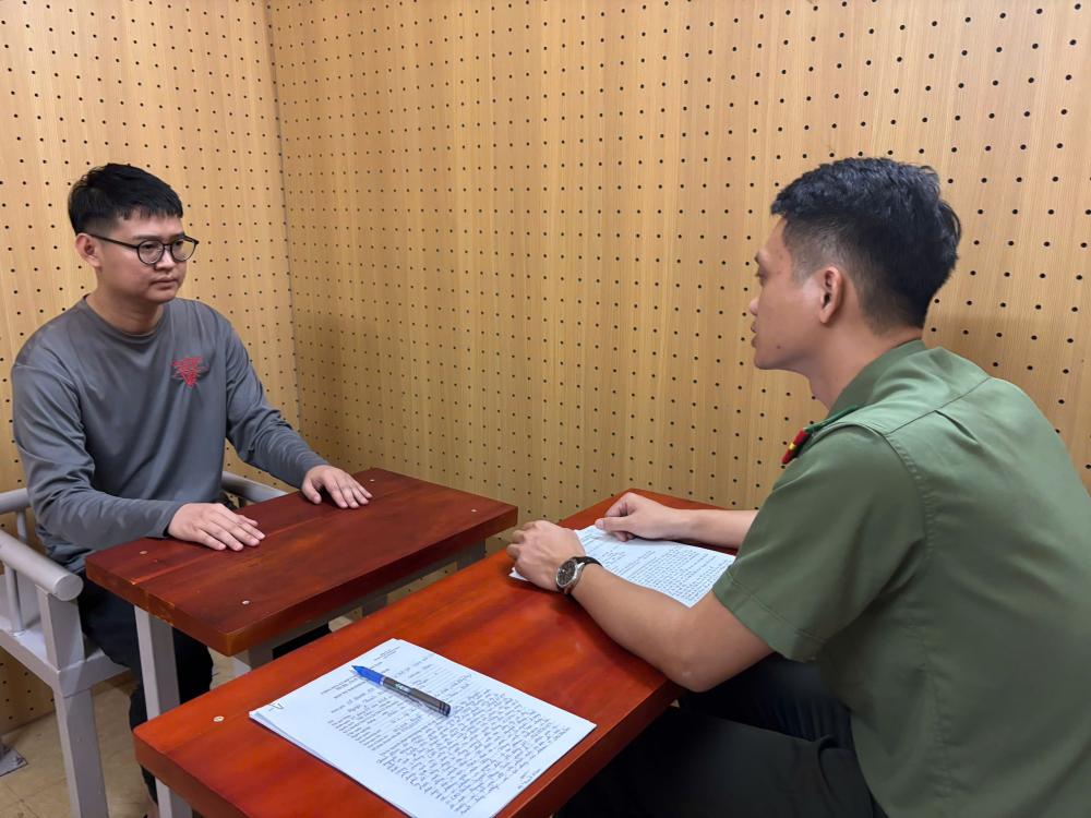 Phá chuyên án đặc biệt lớn tiêu thụ 2.250 tỷ đồng tiền thẻ cào, bắt 'ông trùm' Nguyễn Hoàng Tuấn SN 1987- Ảnh 4.
