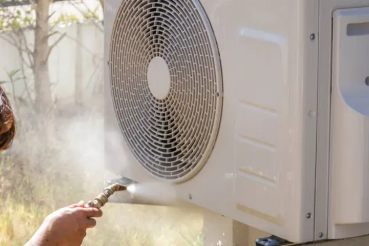 C&oacute; n&ecirc;n xịt nước v&agrave;o cục n&oacute;ng điều h&ograve;a để vệ sinh hiệu quả kh&ocirc;ng? - Ảnh 1.