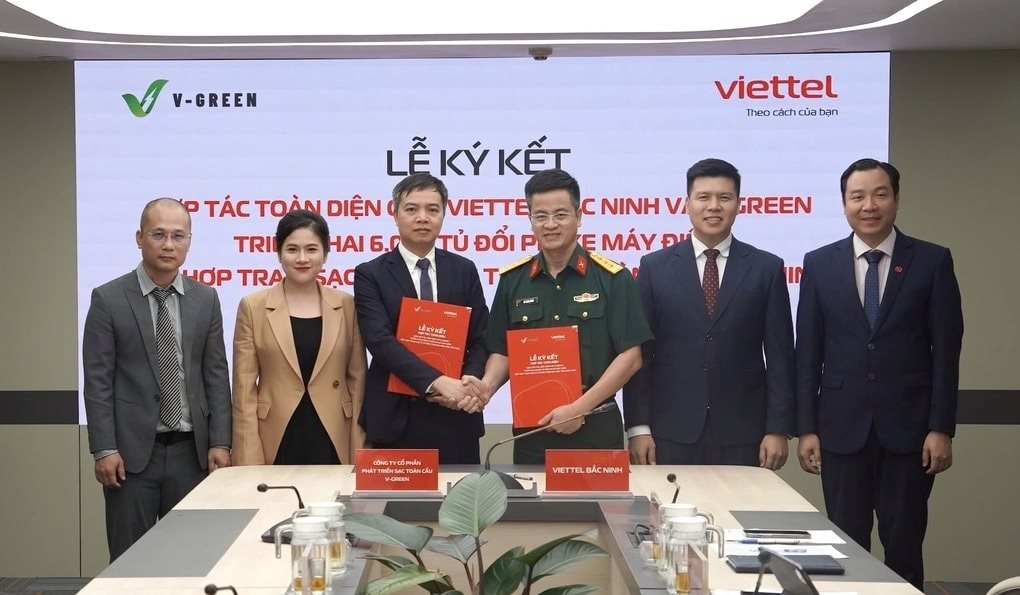 C&uacute; bắt tay của tỷ ph&uacute; Phạm Nhật Vượng v&agrave; Viettel - Ảnh 1.
