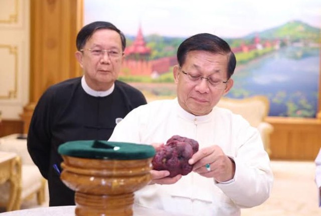 Ph&aacute;t hiện vi&ecirc;n ruby khổng lồ 11.000 carat, ch&iacute;nh phủ, qu&acirc;n đội 1 quốc gia Đ&ocirc;ng Nam &Aacute; lập tức trực tiếp kiểm tra - Ảnh 2.