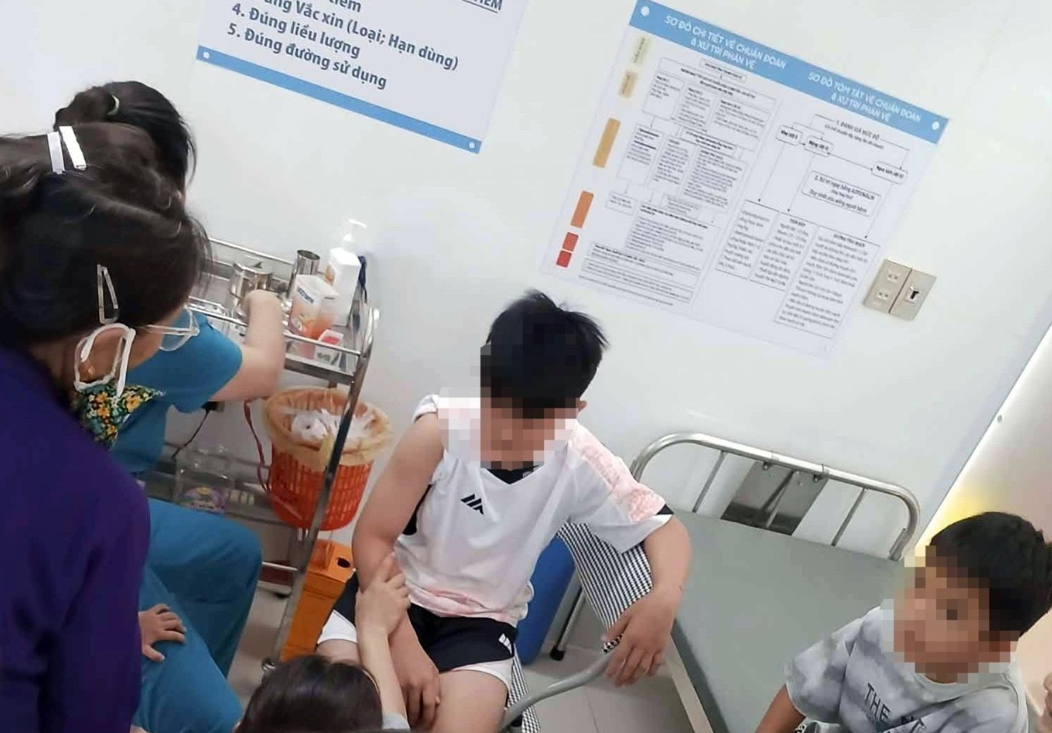 Ch&oacute; lạ đi&ecirc;n cuồng lao v&agrave;o cắn người đi đường, 6 người bị thương - Ảnh 1.