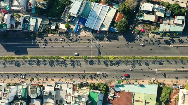 Việt Nam sở hữu một đại lộ nội đ&ocirc; rộng bậc nhất: Quy m&ocirc; tới 12 l&agrave;n xe, được v&iacute; đẹp như ch&acirc;u &Acirc;u, h&agrave;ng loạt dự &aacute;n bất động sản mọc dọc hai b&ecirc;n - Ảnh 2.
