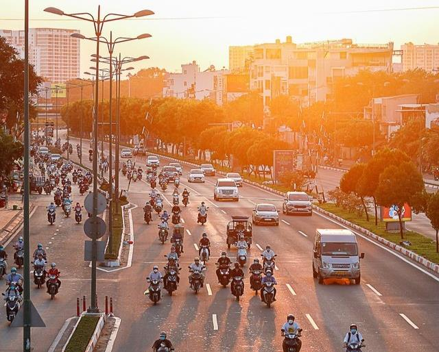 Việt Nam sở hữu một đại lộ nội đ&ocirc; rộng bậc nhất: Quy m&ocirc; tới 12 l&agrave;n xe, được v&iacute; đẹp như ch&acirc;u &Acirc;u, h&agrave;ng loạt dự &aacute;n bất động sản mọc dọc hai b&ecirc;n - Ảnh 1.
