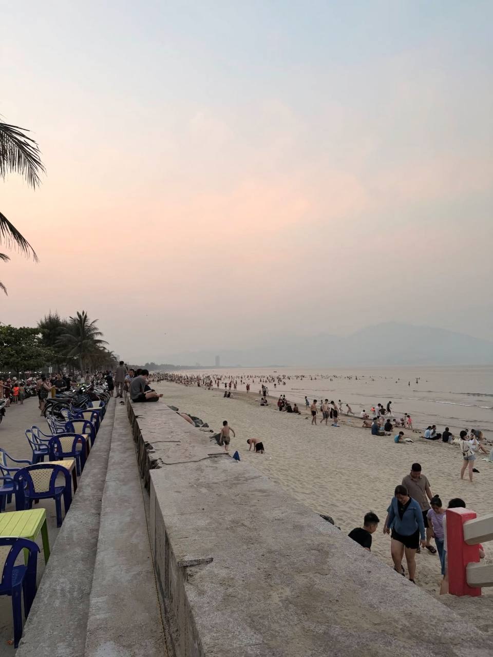 Cảnh tượng lạ ở b&atilde;i biển Mỹ Kh&ecirc;, Đ&agrave; Nẵng:  - Ảnh 1.