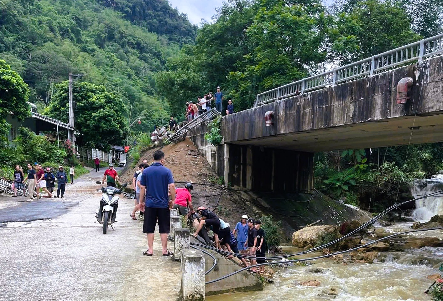 Ô tô chở dầu mất phanh tông vào lan can cầu, tài xế văng xuống suối tử vong - Ảnh 1.