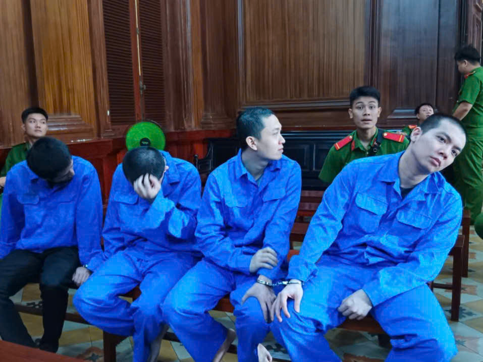 Bảo kê vỉa hè và 5 thành viên tổ trật tự đô thị hầu tòa tại TPHCM - Ảnh 1. Bảo kê vỉa hè và 5 thành viên tổ trật tự đô thị hầu tòa tại TPHCM - Ảnh 1.