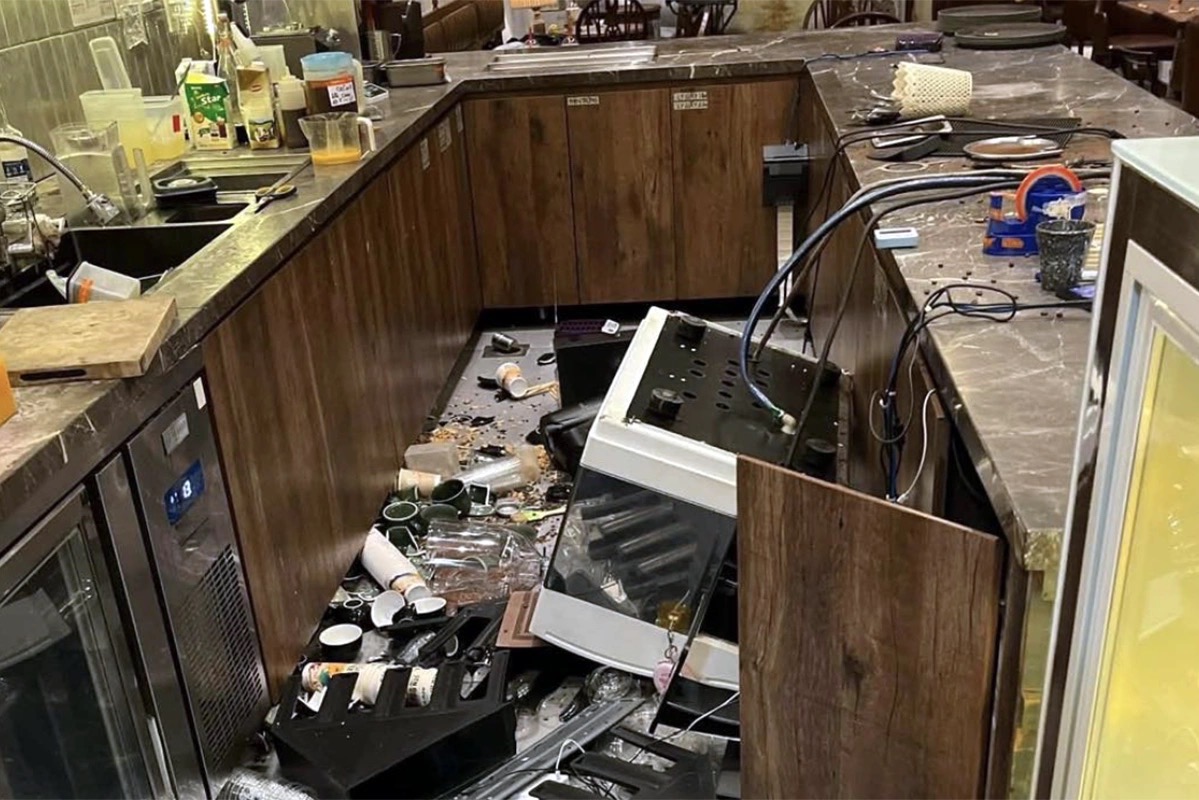 Vụ khách nước ngoài đập phá quán cafe ở Đà Nẵng: Chủ quán xót xa tiết lộ thiệt hại - Ảnh 3.