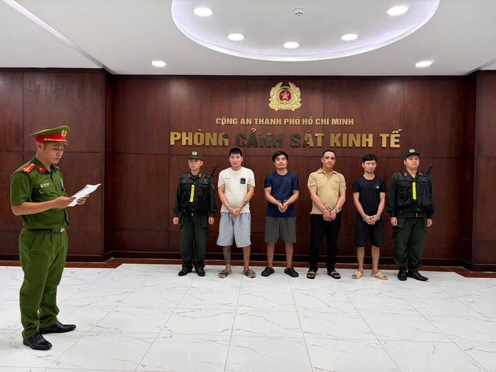 Bắt nh&oacute;m sản xuất gi&aacute; đỗ ng&acirc;m h&oacute;a chất cấm tại TP . HCM năm 2026 - Ảnh 1.