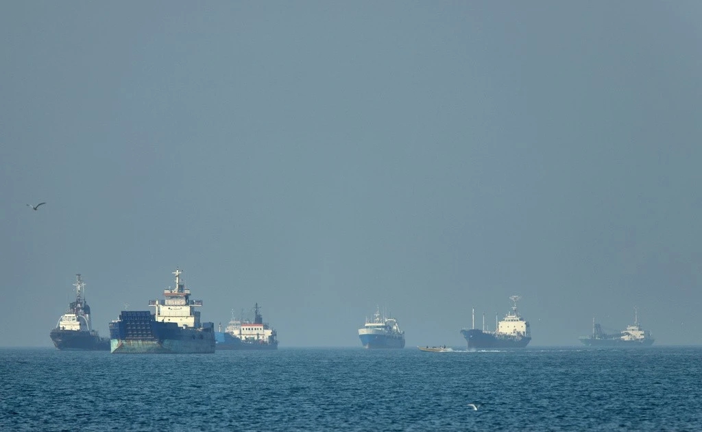 Mỹ '&acirc;m thầm' dẫn đường cho t&agrave;u h&agrave;ng qua eo biển Hormuz, khoảng 70 chuyến đ&atilde; được hỗ trợ - Ảnh 1.