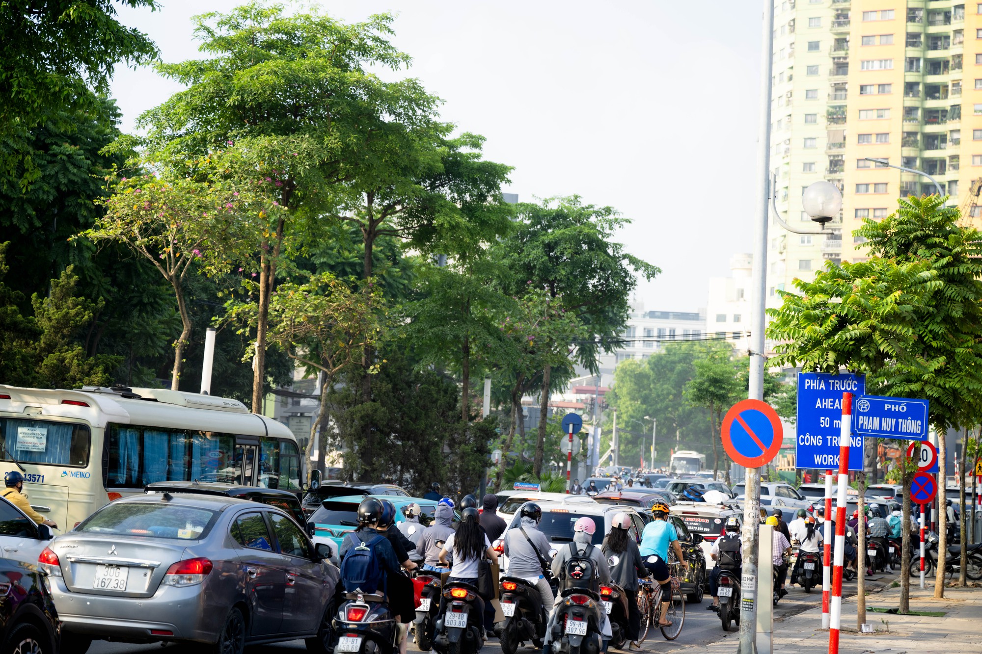 Tình trạng ùn tắc giao thông tại nút giao La Thành - Nguyễn Chí Thanh ngày 1 / 6 - Ảnh 9. Tình trạng ùn tắc giao thông tại nút giao La Thành - Nguyễn Chí Thanh ngày 1 / 6 - Ảnh 9.