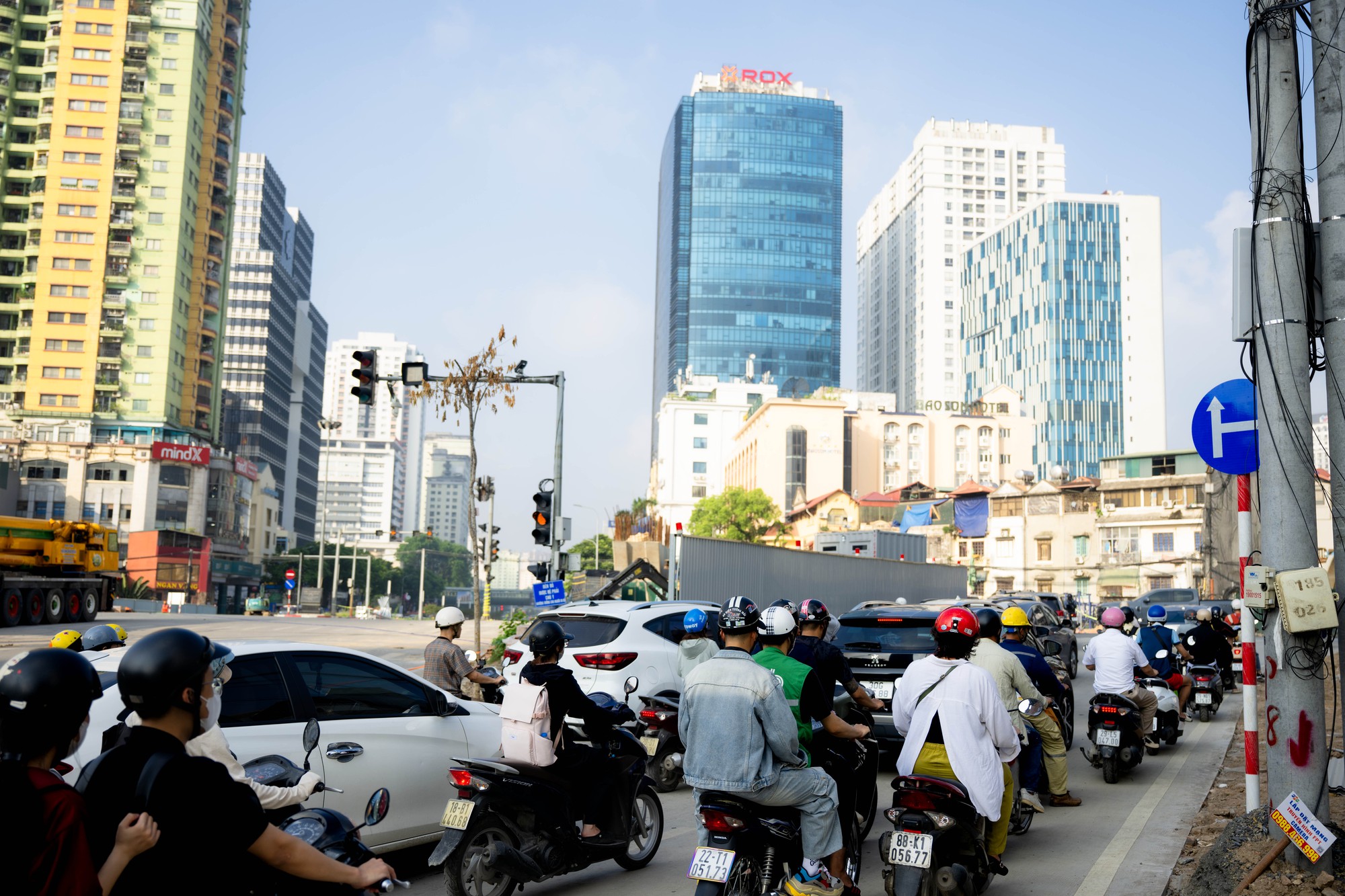 Tình trạng ùn tắc giao thông tại nút giao La Thành - Nguyễn Chí Thanh ngày 1 / 6 - Ảnh 8. Tình trạng ùn tắc giao thông tại nút giao La Thành - Nguyễn Chí Thanh ngày 1 / 6 - Ảnh 8.