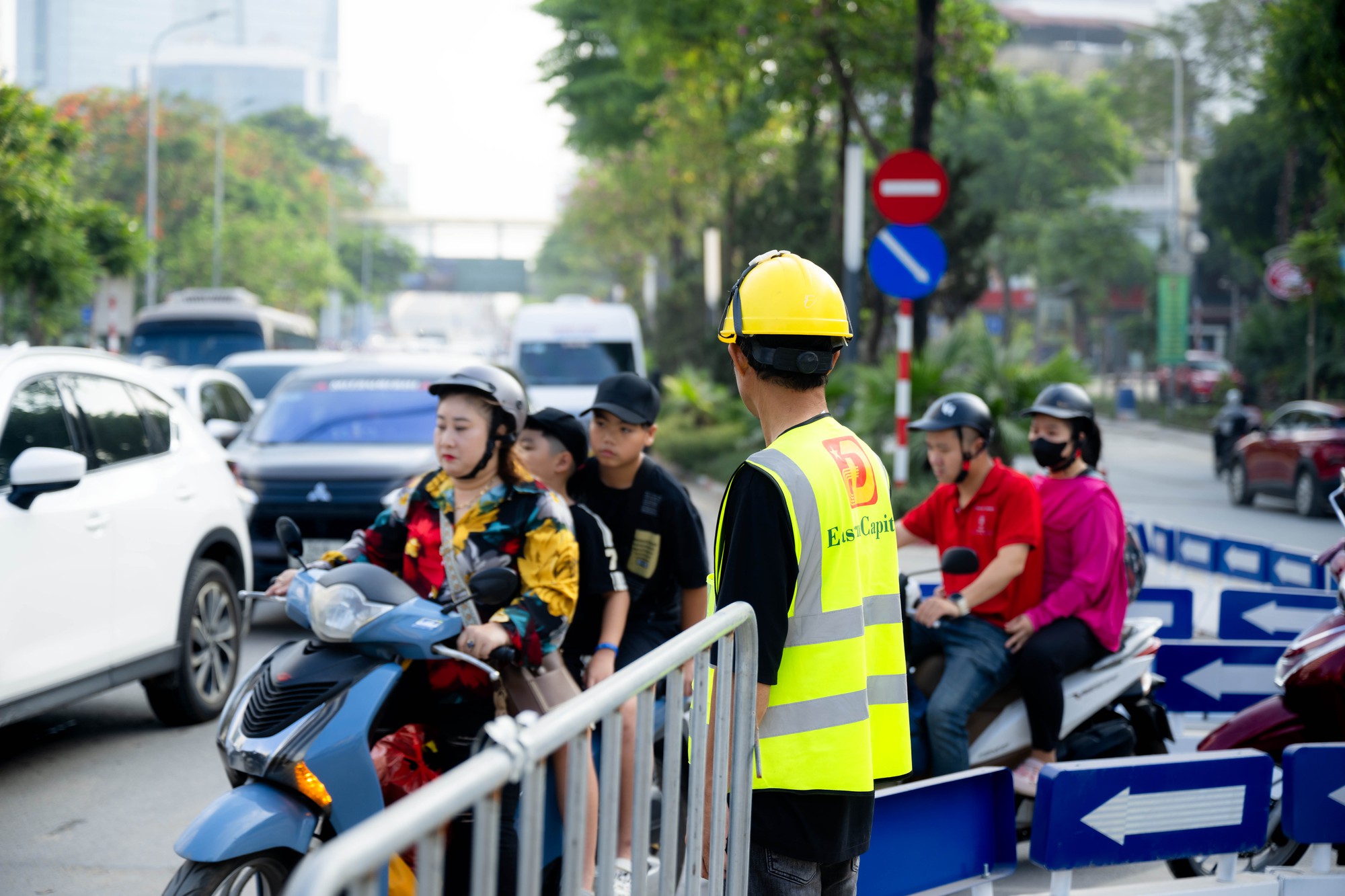 Tình trạng ùn tắc giao thông tại nút giao La Thành - Nguyễn Chí Thanh ngày 1 / 6 - Ảnh 14. Tình trạng ùn tắc giao thông tại nút giao La Thành - Nguyễn Chí Thanh ngày 1 / 6 - Ảnh 14.