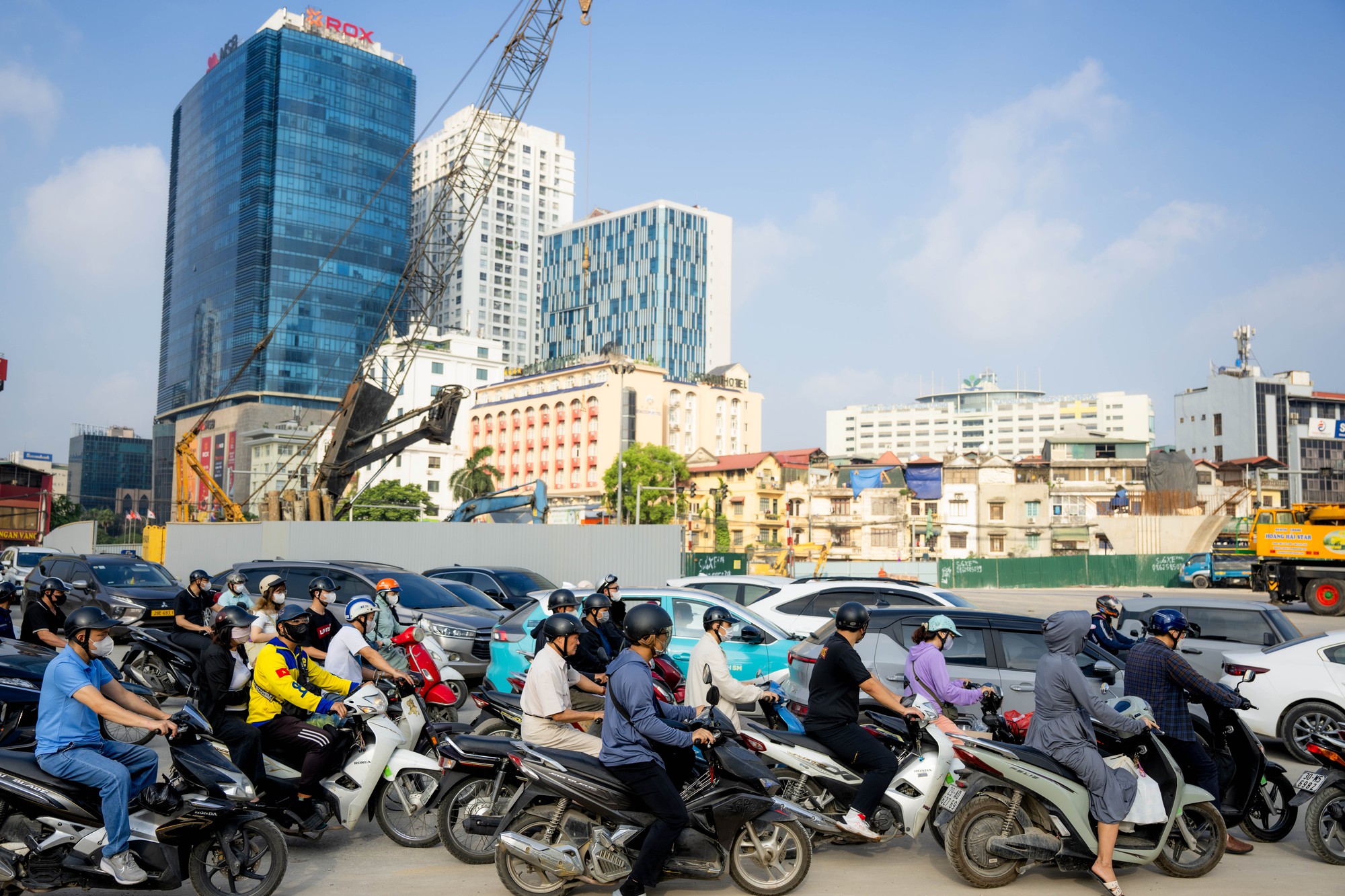 Tình trạng ùn tắc giao thông tại nút giao La Thành - Nguyễn Chí Thanh ngày 1 / 6 - Ảnh 11. Tình trạng ùn tắc giao thông tại nút giao La Thành - Nguyễn Chí Thanh ngày 1 / 6 - Ảnh 11.