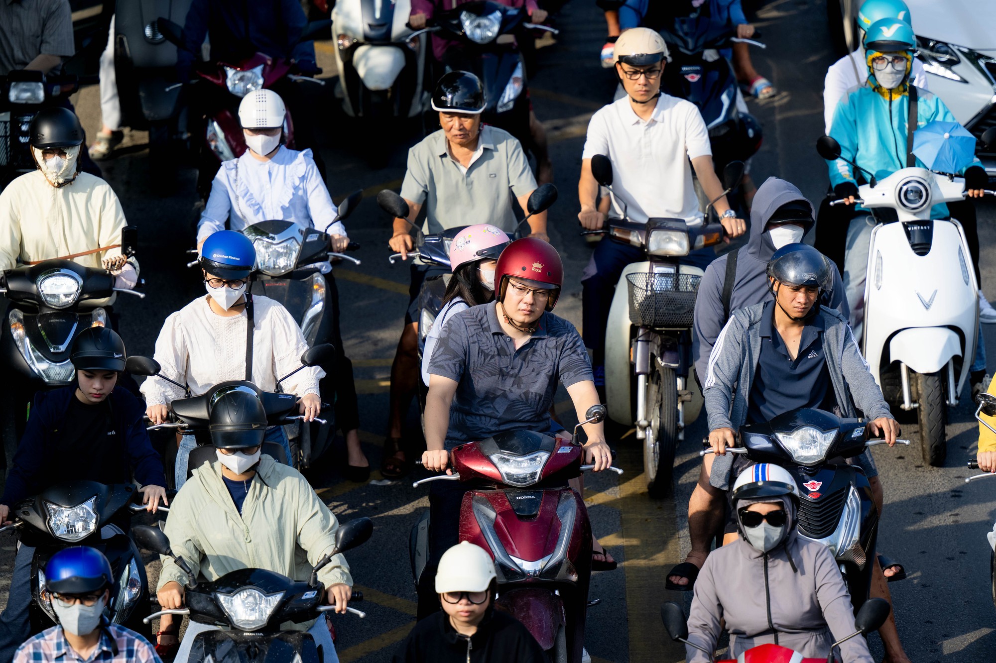Tình trạng ùn tắc giao thông tại nút giao La Thành - Nguyễn Chí Thanh ngày 1 / 6 - Ảnh 6. Tình trạng ùn tắc giao thông tại nút giao La Thành - Nguyễn Chí Thanh ngày 1 / 6 - Ảnh 6.