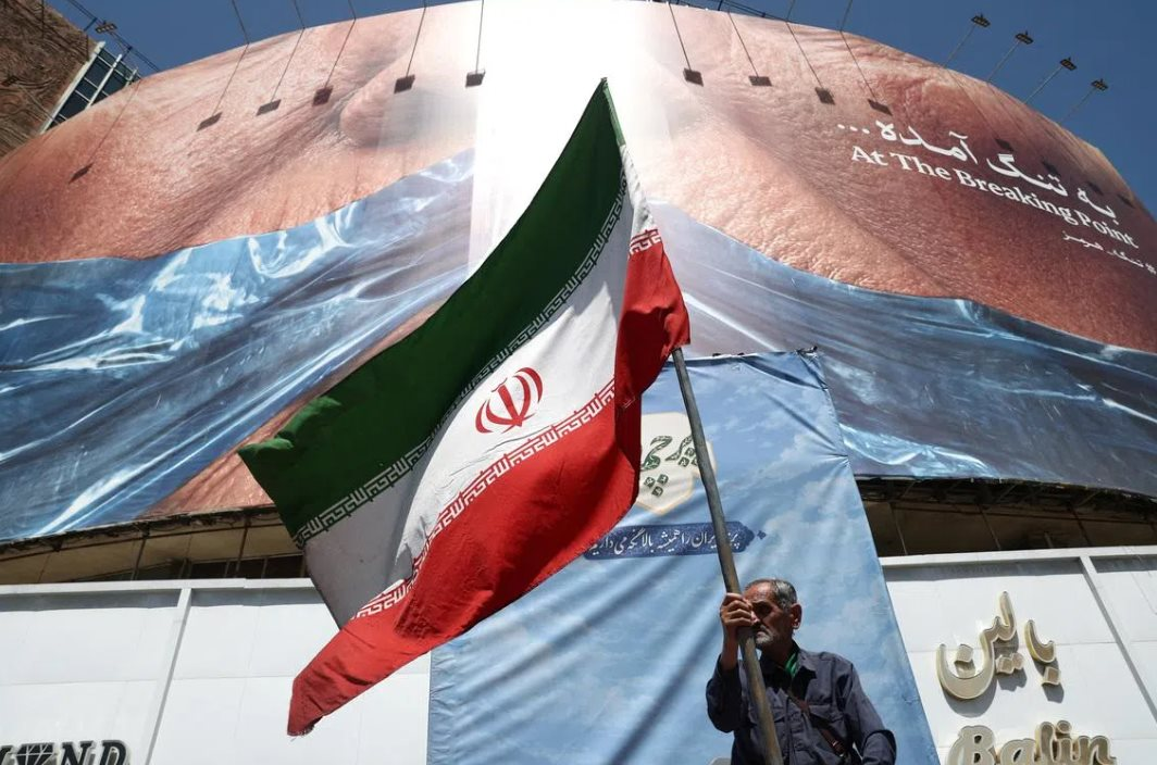 Iran tuy&ecirc;n bố ngừng trao đổi với Mỹ, phong toả ho&agrave;n to&agrave;n eo biển Hormuz, gi&aacute; dầu tăng dựng đứng 7% - Ảnh 1.