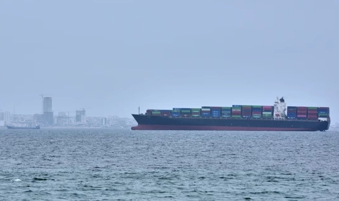 Mỹ '&acirc;m thầm' dẫn đường cho t&agrave;u h&agrave;ng qua eo biển Hormuz, khoảng 70 chuyến đ&atilde; được hỗ trợ - Ảnh 2.